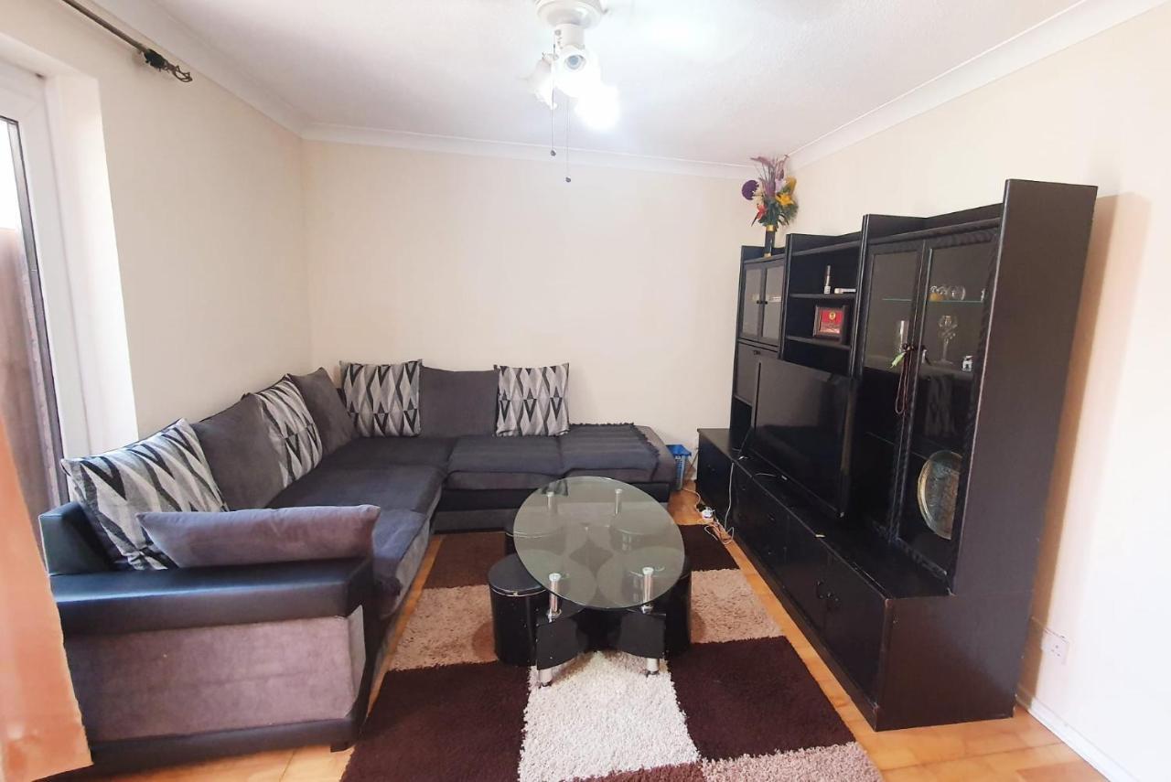 1 Bedroom Apartment Close To Slough Train Station ภายนอก รูปภาพ